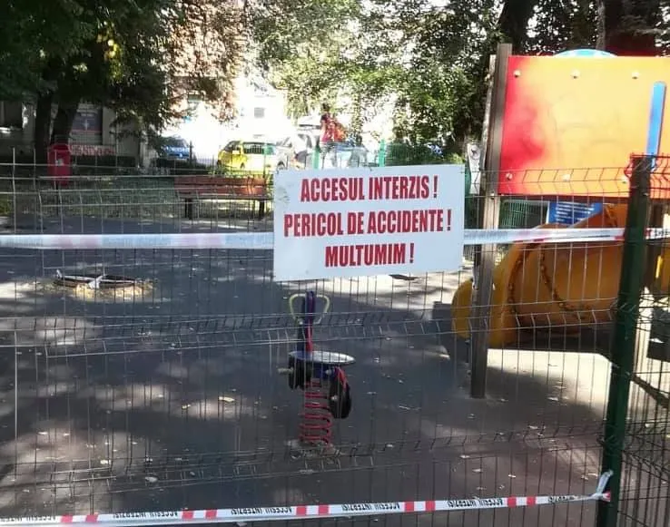 Loc de joacă închis, în centrul Piteștiului! Se fac reparații!