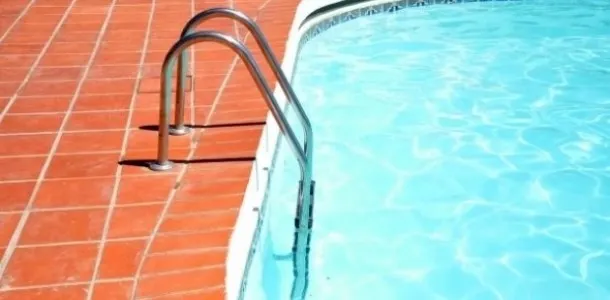 Tragedie în Argeș! O fetiță de 3 ani a murit înecată în piscina din curte