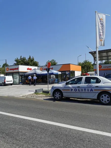 Poliţiştii i-au înapoiat borseta cu acte şi bani turistului uituc!