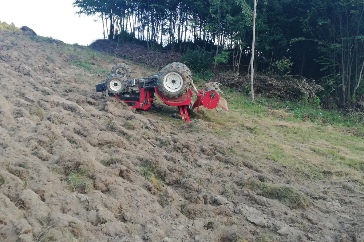 Bărbat transportat la spital după ce a fost prins sub un tractor răsturnat