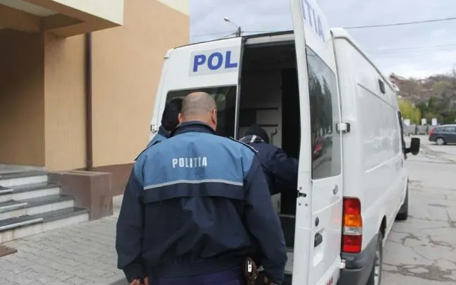 A condus băut şi fără permis, provocând un accident