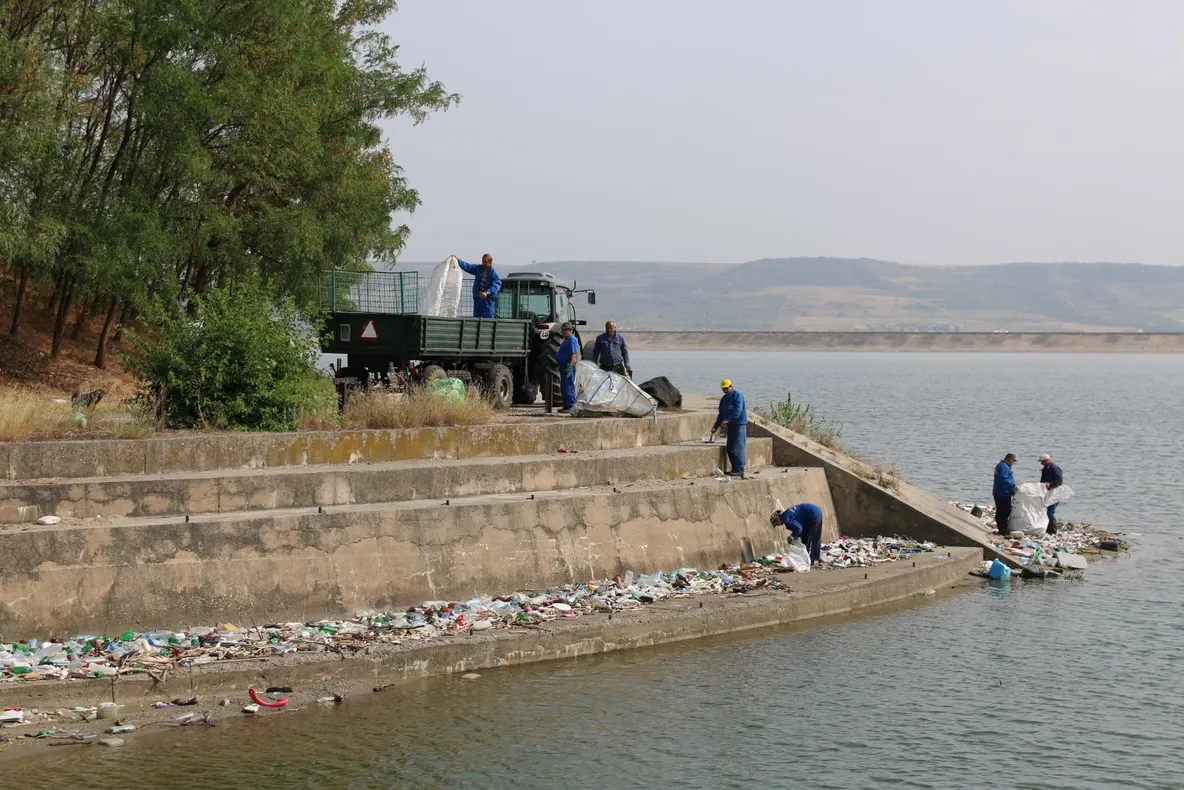Acțiuni de ecologizare pe lacul Golești. Au fost adunate tone de gunoaie