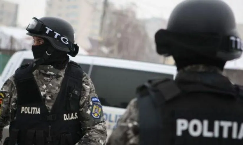 Percheziții la Câmpulung! Proxeneții drogau fetele și le plasau clienților!