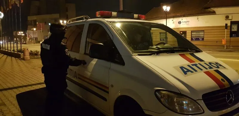 A aruncat cu pietre într-un azil de bătrâni, fiind reţinut!