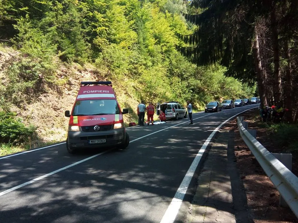 A sărit airbagul și a făcut accident! Bunica și nepotul, transportați la spital