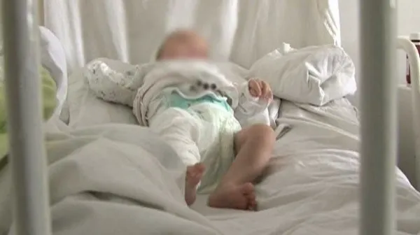Reţinut că a bătut un bebeluş de şapte luni şi pe mama copilului
