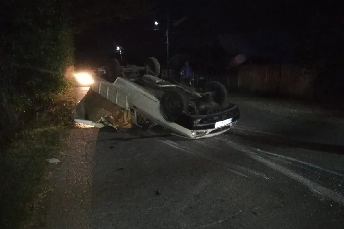 Şoferul s-a răsturnat cu camioneta în mijlocul şoselei