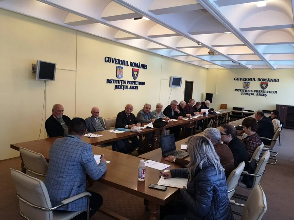 Întâlnire cu vârstnicii la Prefectura Argeş! Discuţii despre şcoli