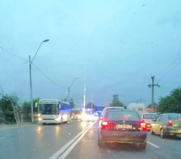 Șoferița a lovit o femeie care traversa pe trecerea de pietoni