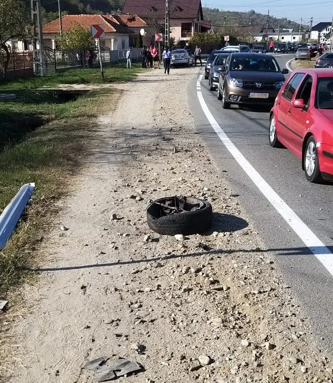 Trei adulţi şi doi copii, răniţi în accident la Merişani!