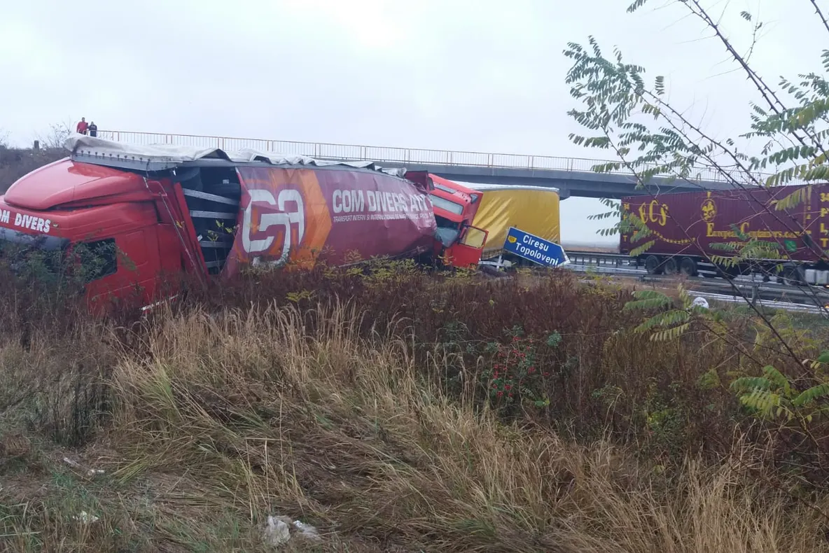 Accident între două tiruri pe A1, la Căteasca. Cei doi șoferi, la spital