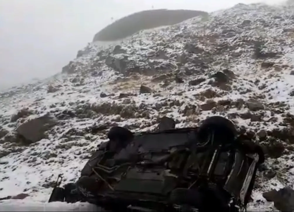 Video - Mașină căzută în prăpastie, pe Transfăgărășan. Patru persoane rănite