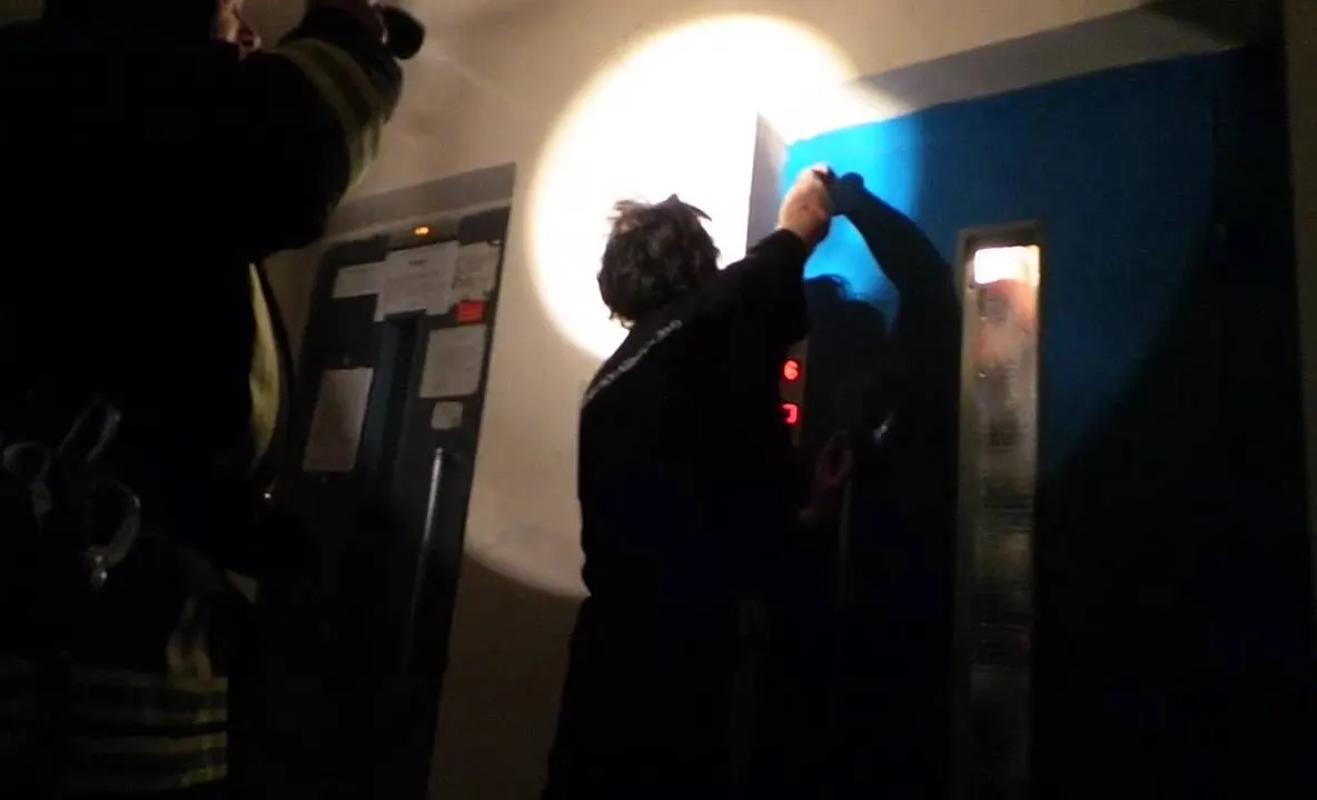 Două persoane, blocate în liftul unui bloc din Pitești