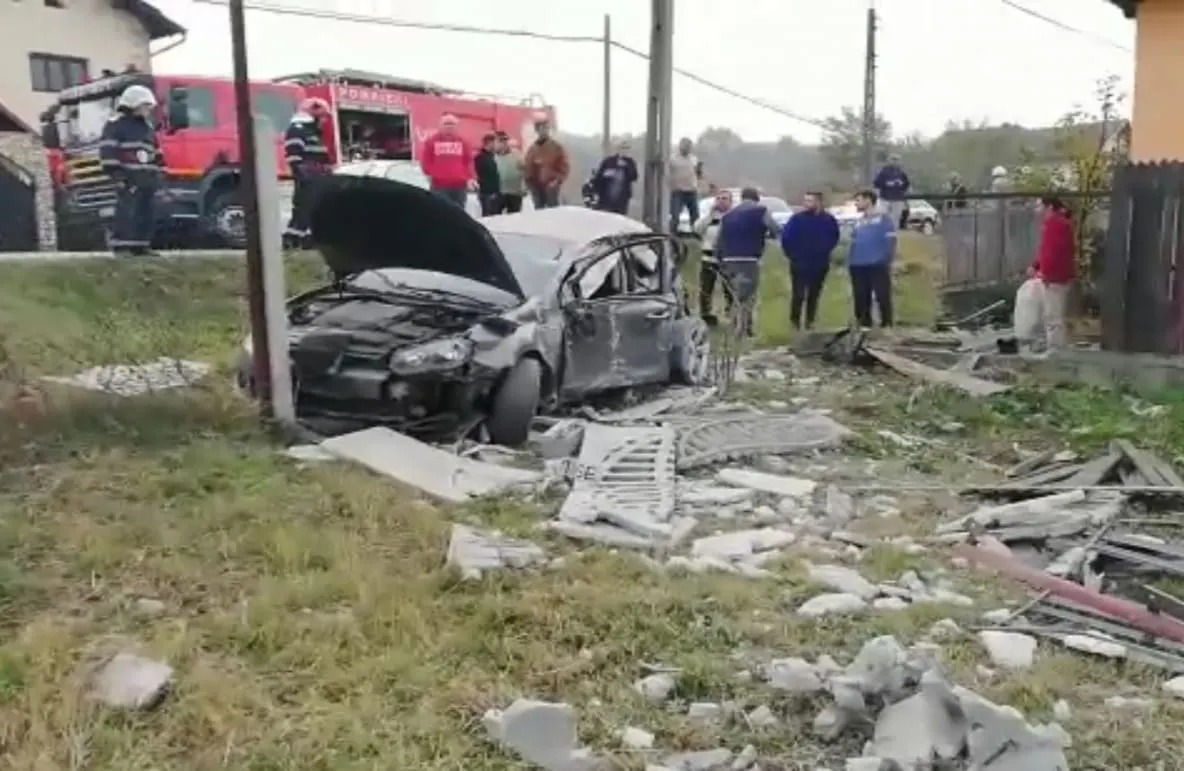 Video! A pierdut controlul volanului și a ajuns cu mașina în gard, la Dârmănești