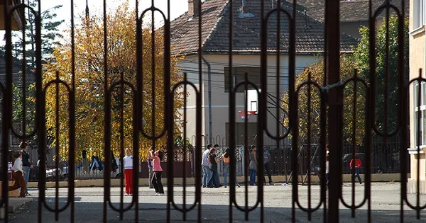 Paza obiectivelor, verificată de polițiști. Paznicul unei școli din Pitești nu era la post