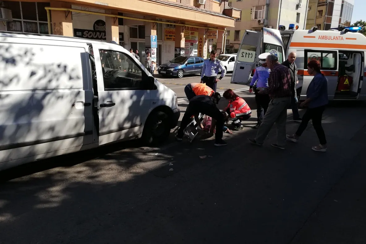 Pieton accidentat de un şofer pensionar! L-a călcat pe picior
