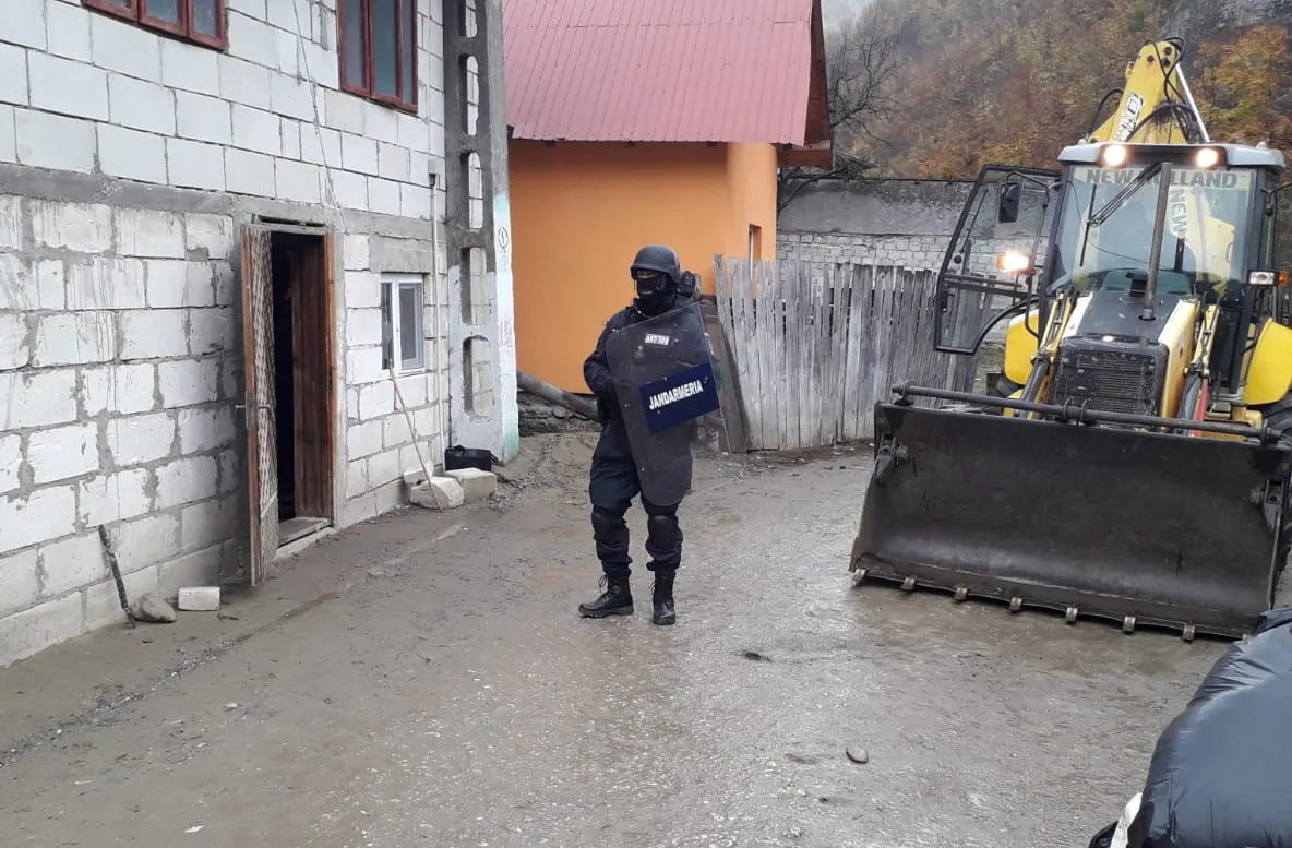 Scandal în Argeş! O casă a fost dărâmată după ce a fost construită pe un sit arheologic