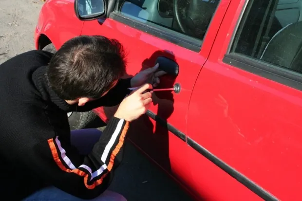 Spărgător la 12 ani! Era iniţiat de doi hoţi cunoscuţi