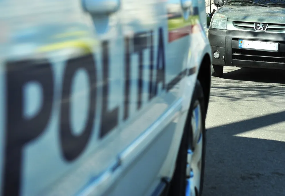 Caracal: Adolescenţi loviţi de o maşină care a intrat pe trotuar