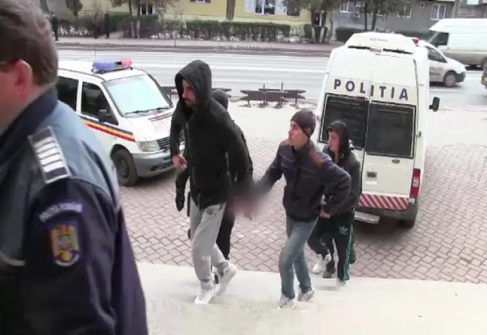 Trei tâlhari l-au dezbrăcat de geacă