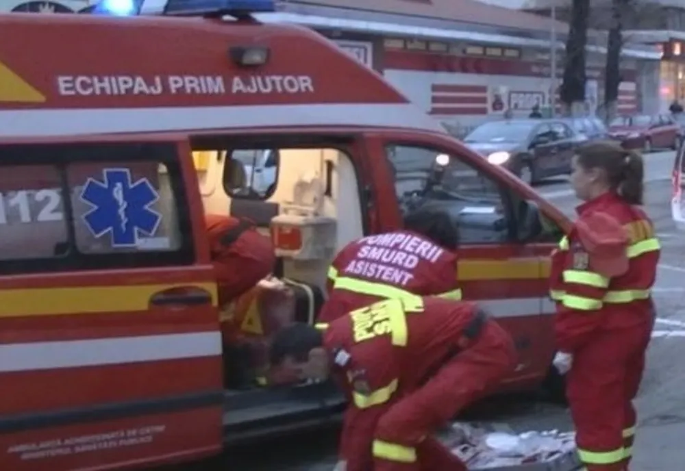 Femeie lovită de mașină după ce a traversat neregulamentar