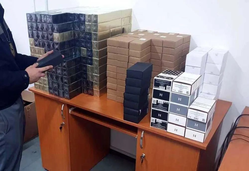Aproape 300 de parfumuri contrafăcute, confiscate la Pitești