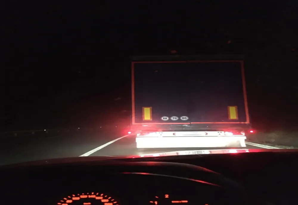 Accident pe Dealul Negru! Dubiță prinsă între două tiruri