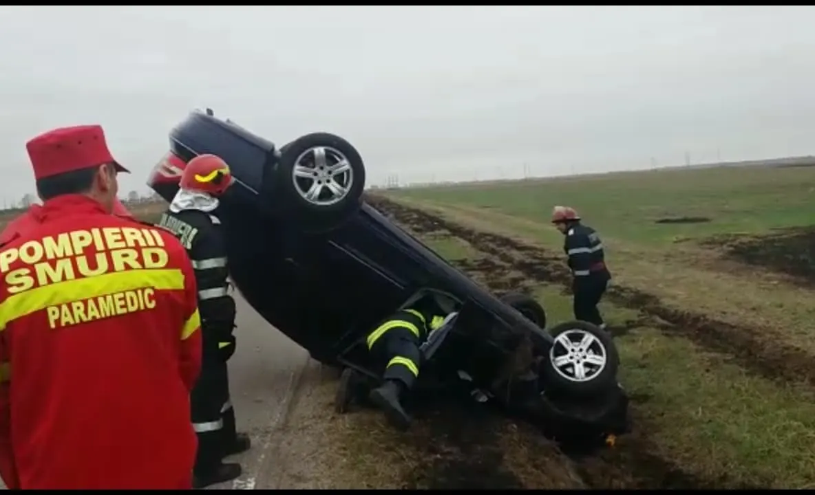 Video-S-a răsturnat cu mașina și a fugit în șosete pe câmp