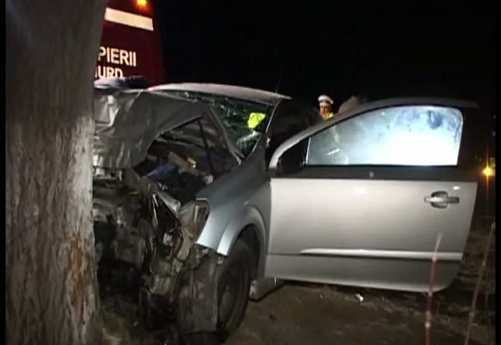 Viteza excesivă a dus patru tineri la spital! Mașina a izbit un pom!