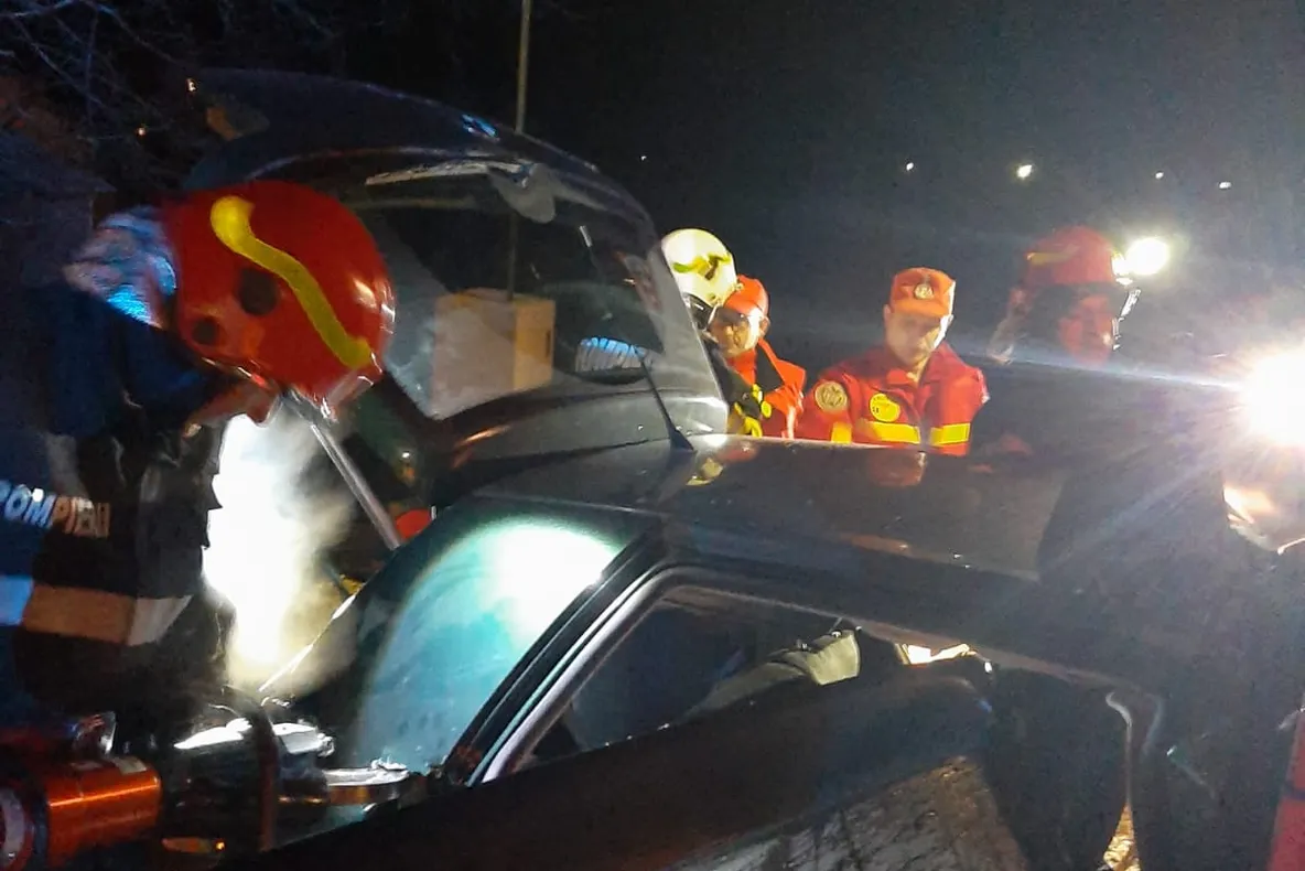 Tatăl mort în accident, alți patru răniți au ajuns la spital-Video