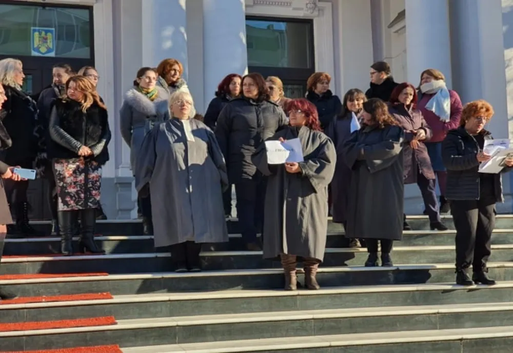 Grefierii au protestat la instanţele din Argeş