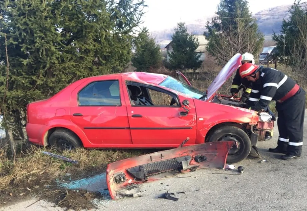 Şi-a băgat mama în spital după ce a ajuns cu maşina în şanţ