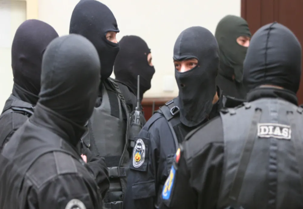 Polițiștii efectuează 102 percheziții domiciliare, în 25 de județe și în București