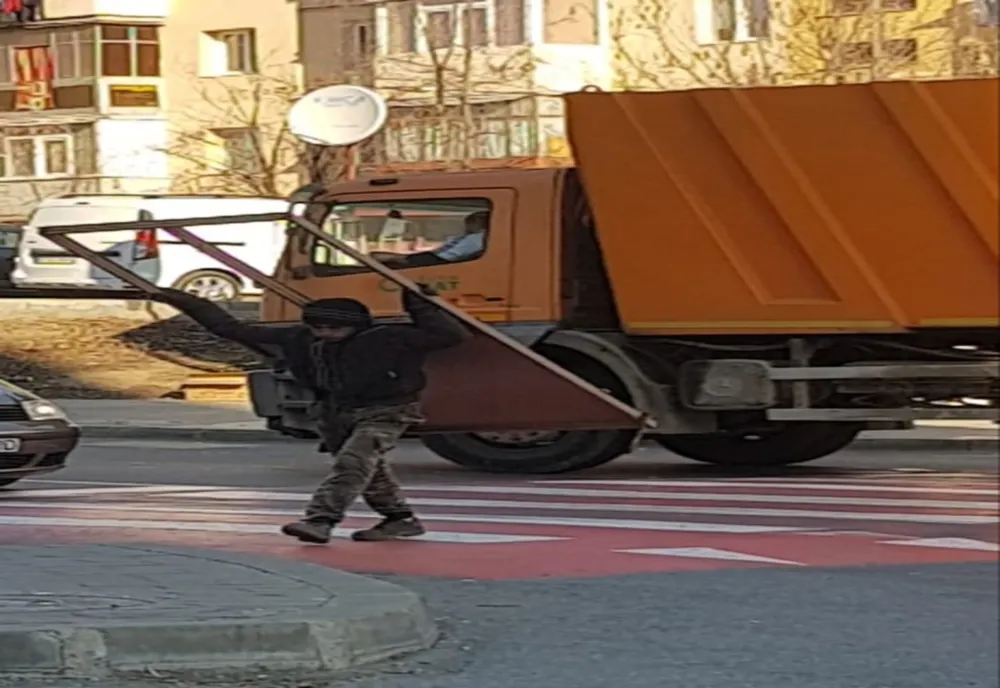 Video-Filmați în timp ce furau gardul unei grădinițe din Pitești!