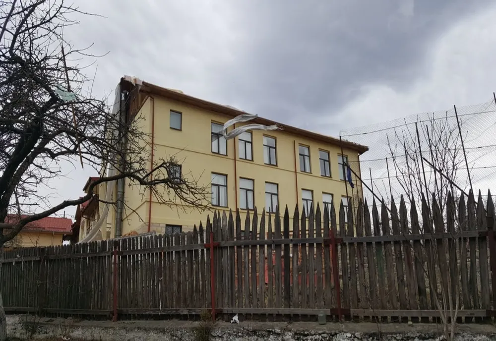 Foto-Video-Acoperișul unei școli a fost smuls de vânt și aruncat într-o curte