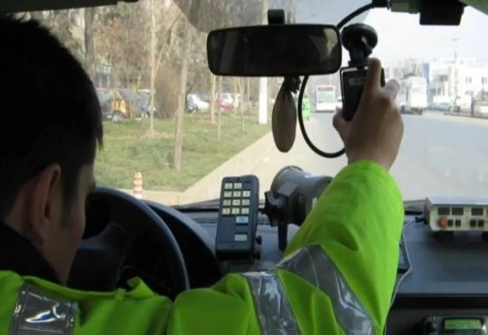 Șofer prin în timp ce rula cu viteza de 130 km/h!