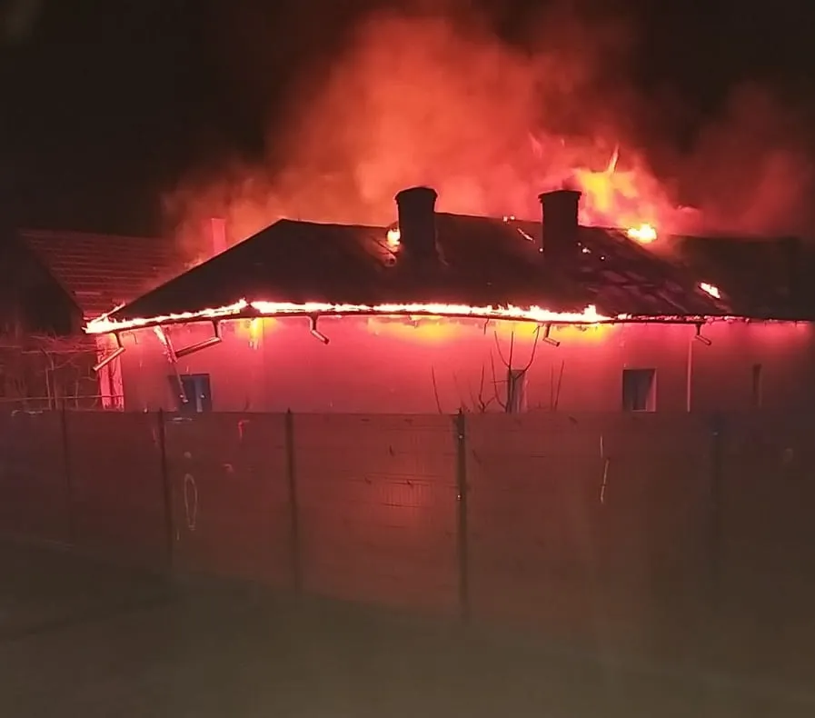 Video/Incendiu puternic la o casă din Căteasca!