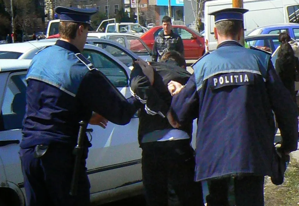 Reţinut că a furat banii unui beţivan căzut pe stradă!