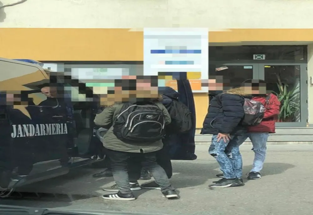 Elevi prinşi când jucau barbut în timp ce chiuleau de la cursuri