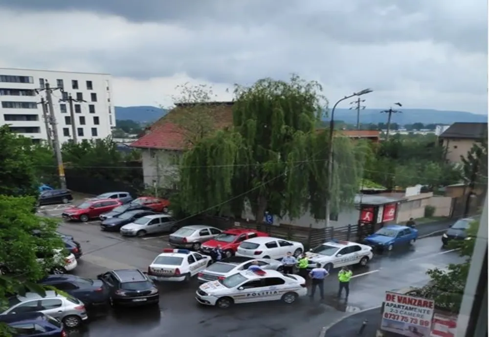 Doi indivizi urmăriți național capturați de polițiști în Pitești