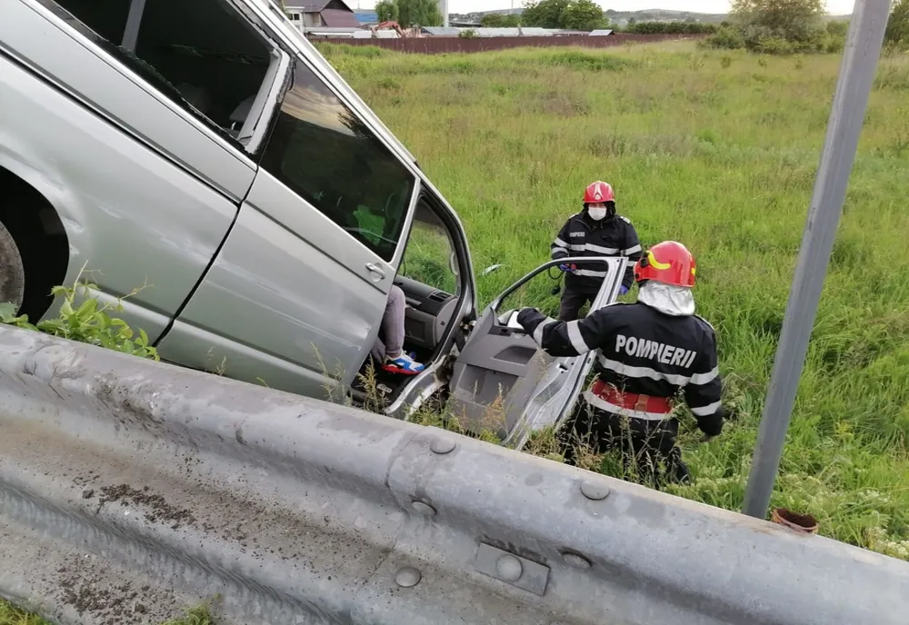 A sărit cu dubița peste parapet, la ieșirea de pe A 1!