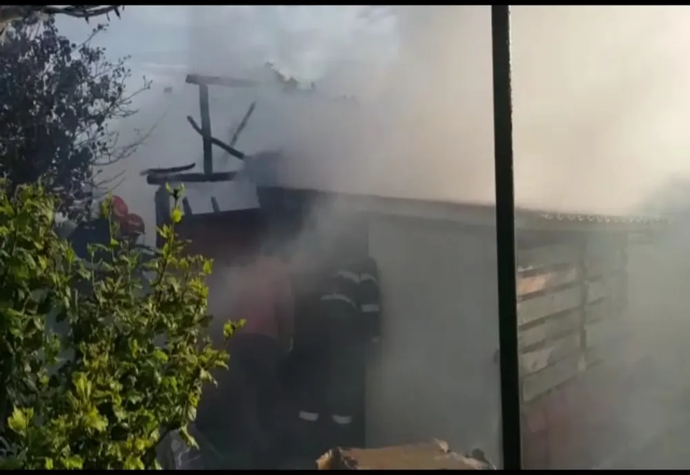 Video-Incendiu într-o gospodărie din comuna Bradu!