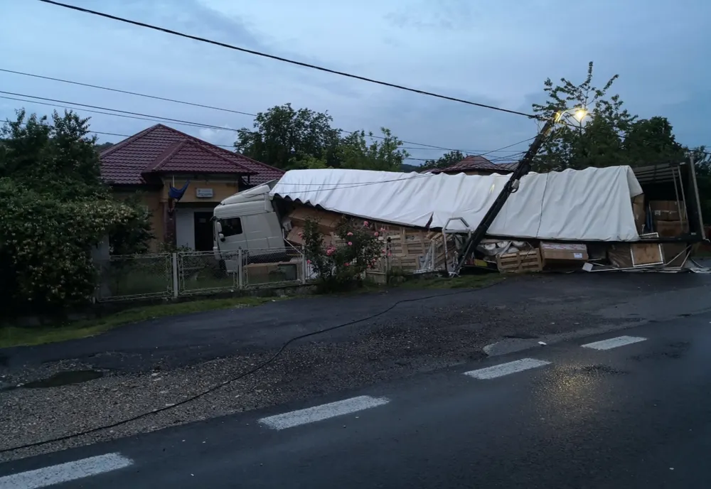 A ajuns cu TIR-ul în curtea Poliţiei, după ce a ratat curba!