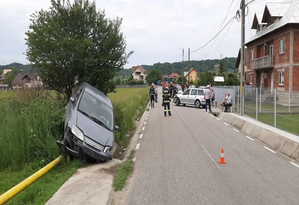 A rămas cu mașina suspendată pe țeava de gaze