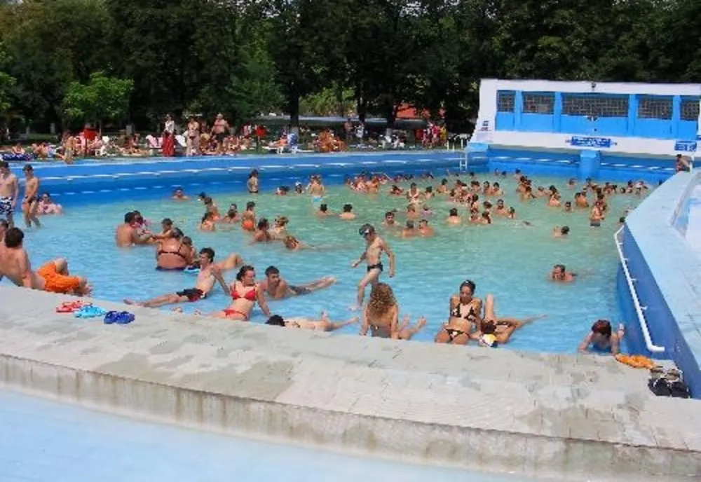 Zonă de agrement amendată că nu era păstrată distanţa între clienţi!