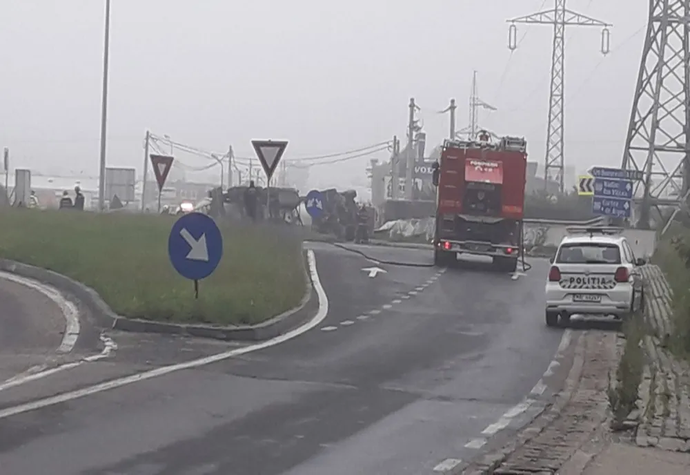 Cisternă plină cu benzină și motorină răsturnată la ieșire pe A1