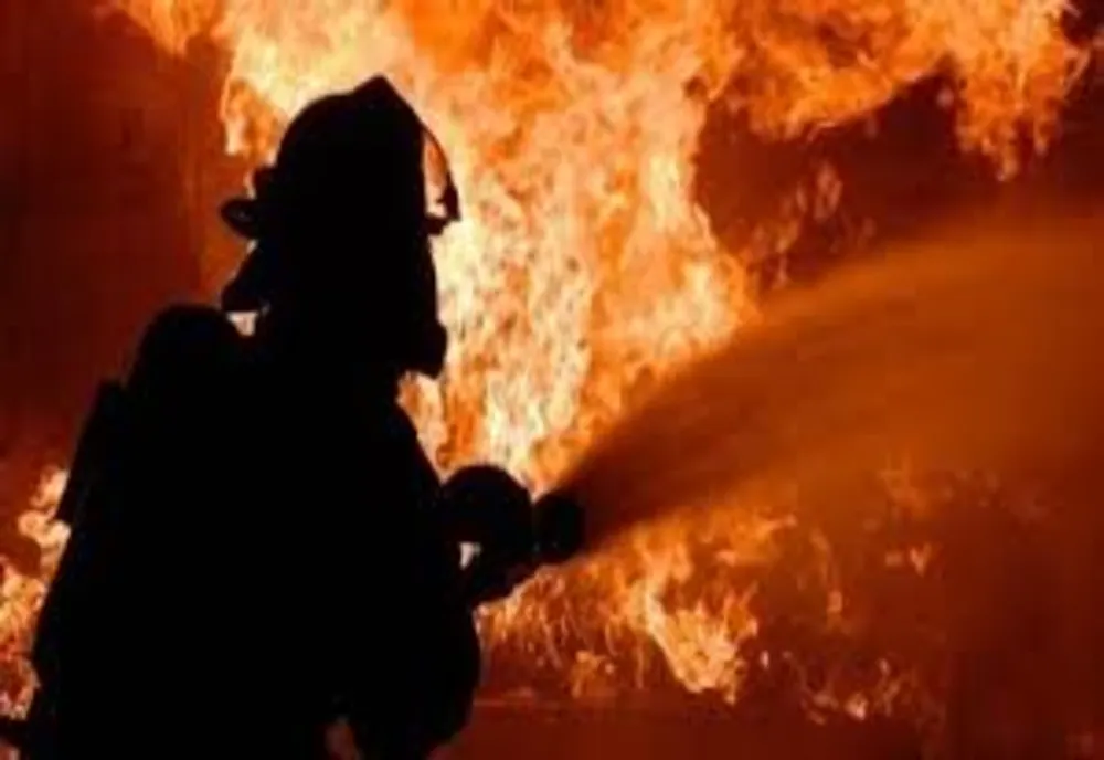 Un nou incendiu de vegetatie uscata. Flacarile s- au extins la o gospodarie