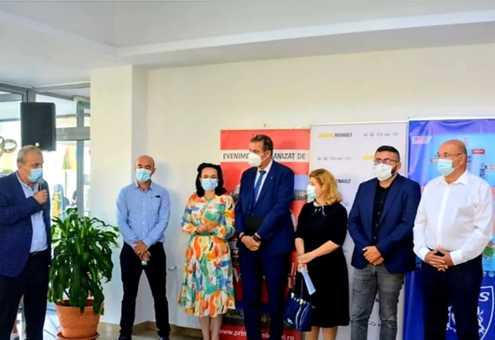Uzina de Automobile Dacia a donat măști și materiale de protecție penteu școlile din Mioveni
