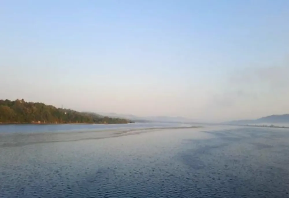Peliculă neagră pe lacul de acumulare Vâlcele de pe Râul Argeş. Centrala electrică Vâlcele a fost închisă