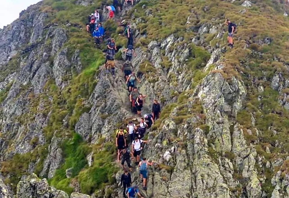 Numar record de turiști pe cel mai înalt vârf al României. Salvamontiștii atrag atenția!